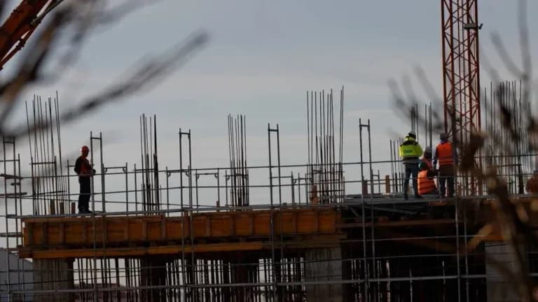 Punëtorë nga Azia në Kosovë, të rinjtë tanë drejt Evropës – ku po dështon tregu i punës?