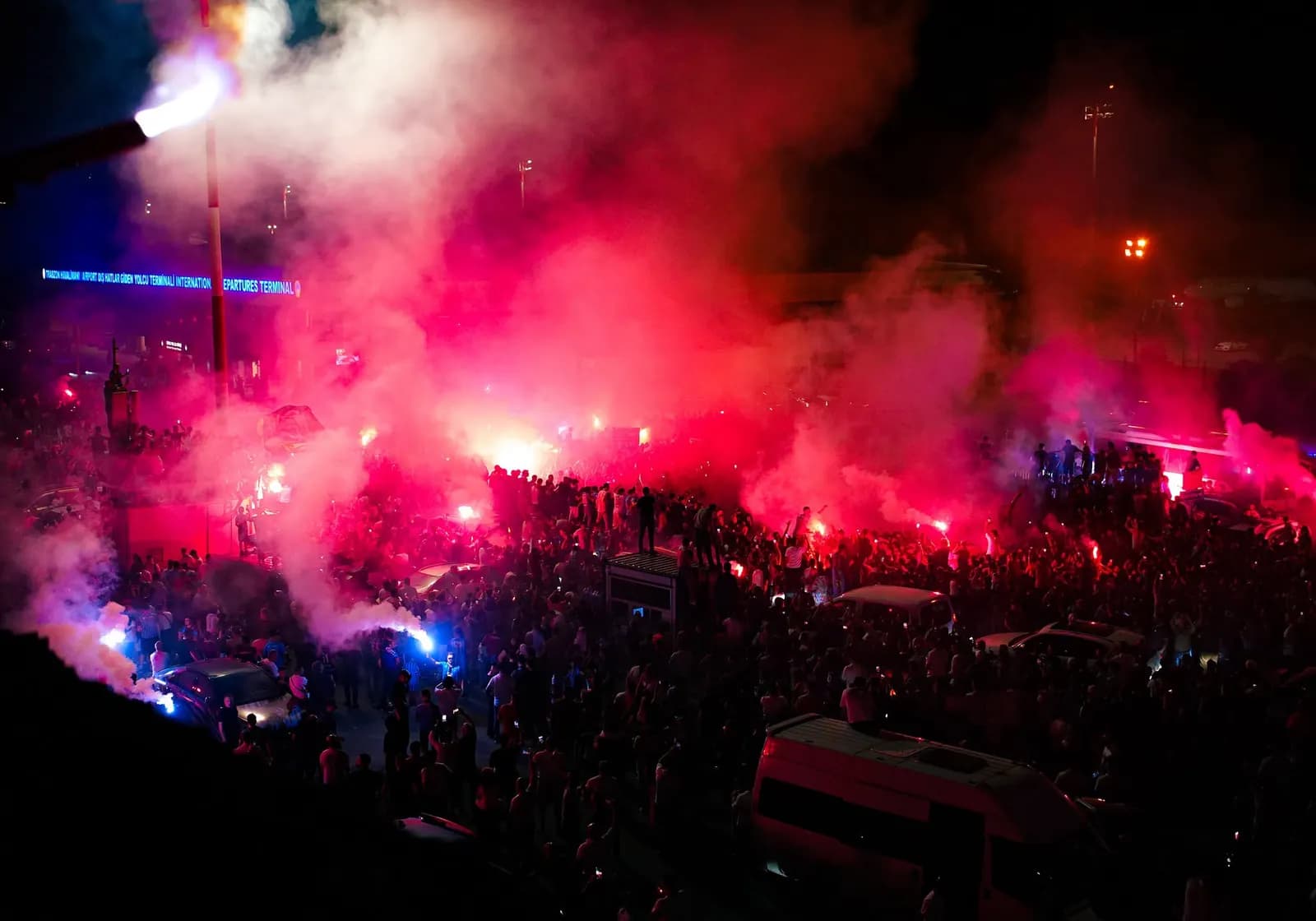 Trabzoni në flakë, mijëra njerëz e “kallin” qytetin pas transferimit të Salah
