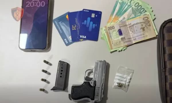Iu gjet në çantë pistoleta me karikator të mbushur – Arrestohet turisti suedez në Durrës