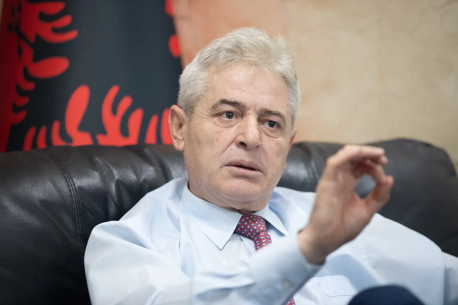 “Na keni lënë në rrugë”: Ali Ahmeti rrëfen telefonatën me Adem Jasharin dhe unifikimin e UÇK-së