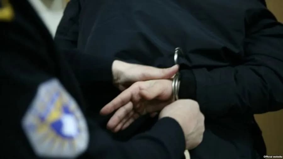 Mashtroi një familje me bileta avioni, arrestohet personi përgjegjës i kompanisë