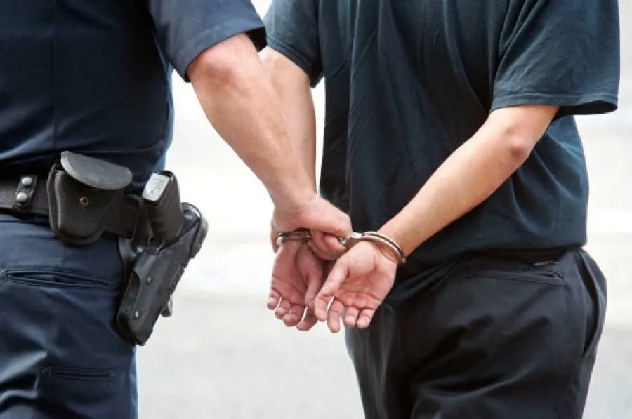 I dehur sulmoi policët dhe demoloi zyrën, përfundon në pranga i dyshuari në Shtërpcë