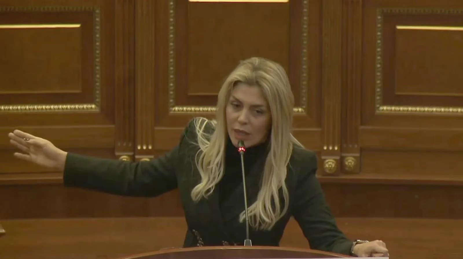 ‘‘Mundësi për konflikt fizik’’, Deliu i reagon Deharit: Arsyetim skandaloz, thirre seancën e respekto rregulloren, kaq është puna