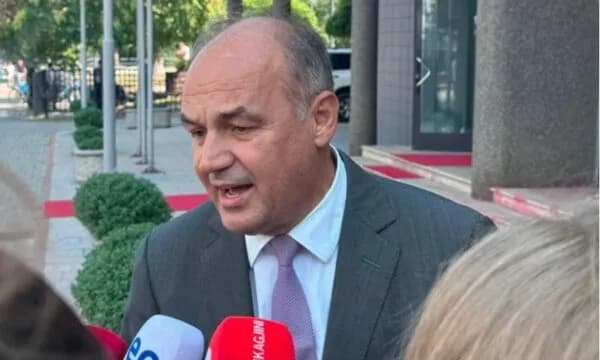 Enver Hoxhaj, Kurtit: Mos e luj kryeministrin, o deputet uzurpues