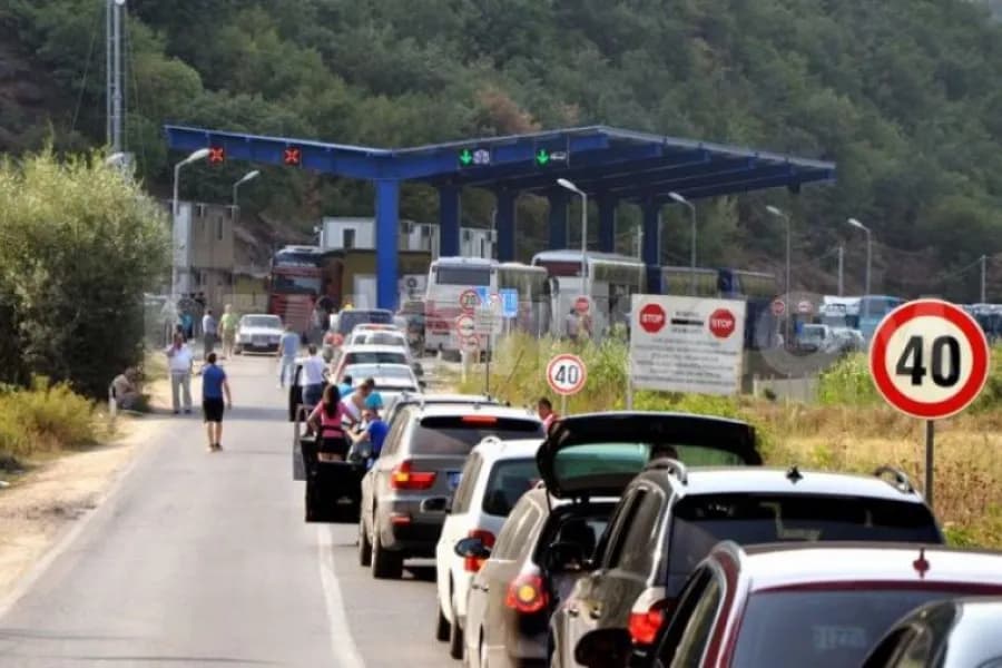 Kaq po presin mërgimtarët në kufi për të dalë nga Kosova