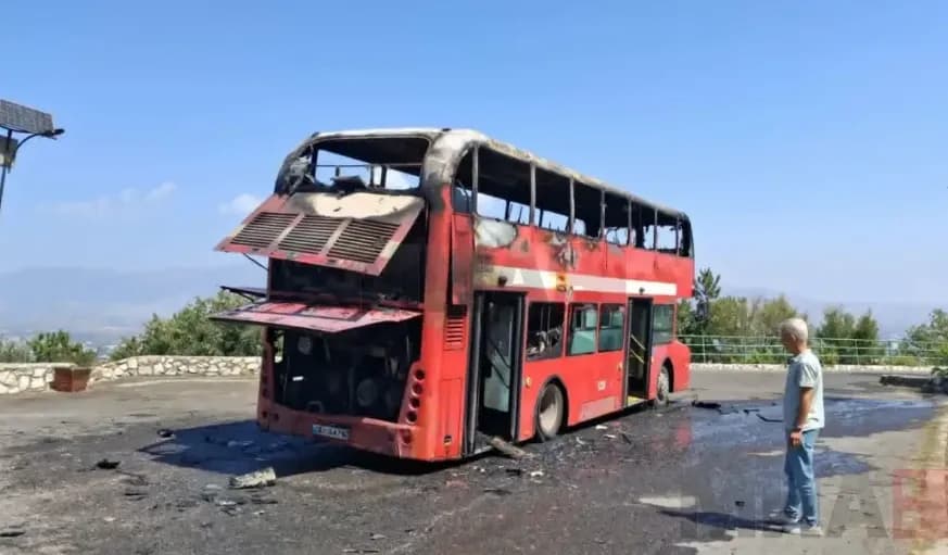 Autobusi përfshihet nga zjarri, nuk raportohet për të lënduar