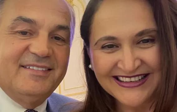 Enver Hoxhaj uron bashkëshorten për ditëlindje: Me ty, çdo vit më i bukur, dashuria ime, krenarie ime