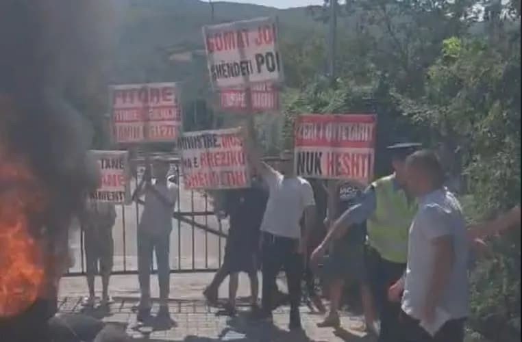 Protestuesit në Han të Elezit djegin goma në shenjë proteste ndaj SharrCem