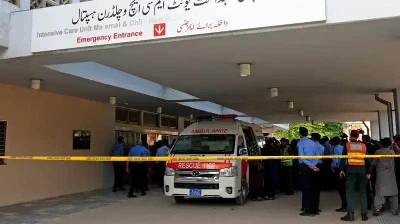 Tragjedi në një spital në Pakistan: Zjarri ua merr jetën 14 të porsalindurve