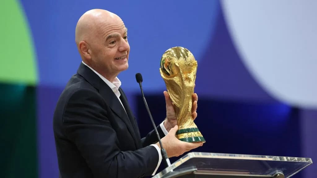 Infantino kërkon falje për gabimet, por mbetet president i FIFA