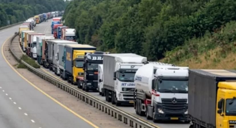 Nesër kufizohet qarkullimi i kamionëve mbi 20 tonë në autostradë