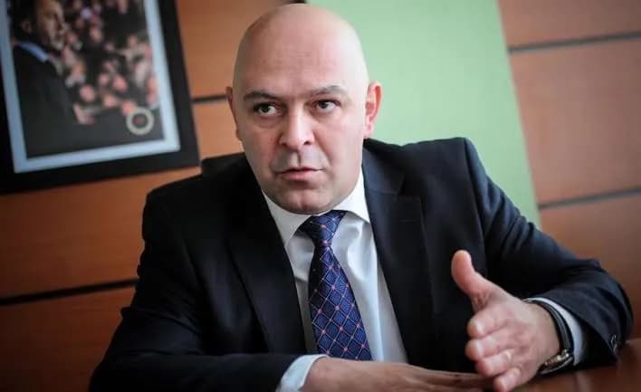 Ndërprerja e seancës, Gjini: Ky është kulmi i paftyrësisë