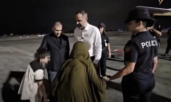 Rama ndan pamje nga mbërritja në Shqipëri e pesë shqiptarëve nga Siria: Vijon përpjekja për të tjerët