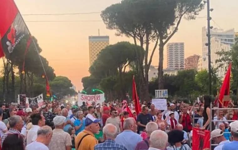 Protesta në Shqipëri hyn në ditën e 65-të, protestohet para Kryeministrisë