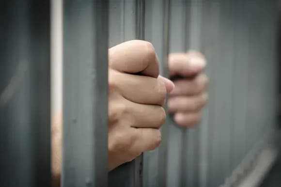Një muaj paraburgim ndaj të dyshuarit për falsifikim dokumentesh dhe mashtrim
