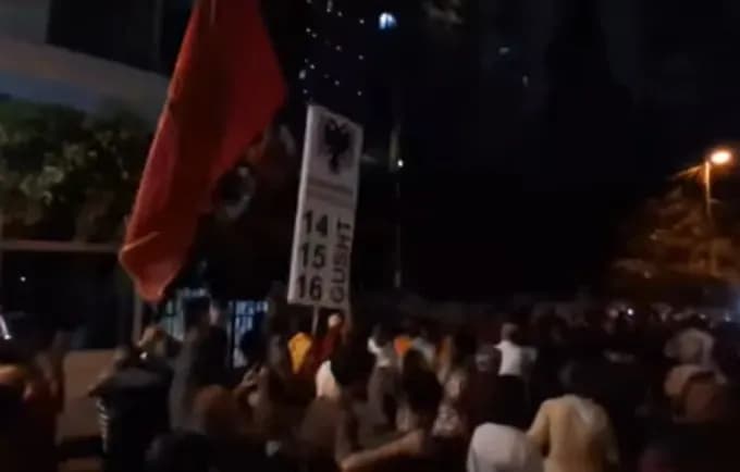 Protesta në Tiranë, turma zhvendoset para Ambasadës së Serbisë dhe të Ukrainës dhe brohoret “UÇK”, “UÇK”