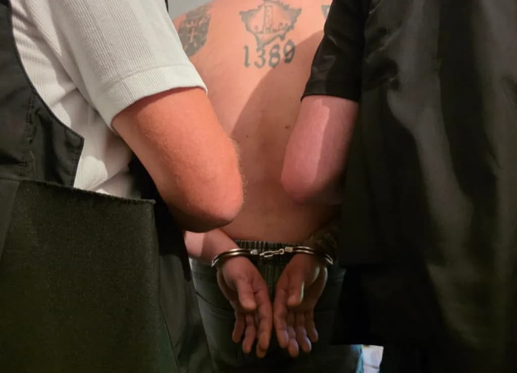 Arrestohet huliganin serb i dyshuari për sulmet ndaj KFOR-it në Zveçan