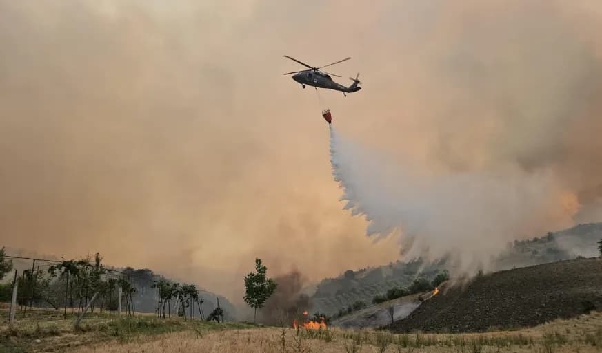 Shqipëri: 5 vatra aktive, ndërhyrje me helikopterë në disa zona