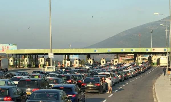 Rekord lëvizjesh në jug të Shqipërisë, mbi 300 mijë udhëtarë kaluan pikat kufitare në korrik