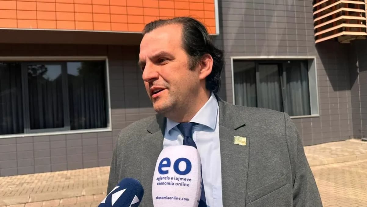 Deputeti i Lidhjes Demokratike të Kosovës (LDK), Ukë Rugova, ka bërë të ditur se grupi parlamentar i partisë fillimisht do të zhvillojë një mbledhje, pas së cilës do të vendoset nëse deputetët e LDK-së do të marrin pjesë në seancën e Kuvendit, raporton Ekonomia Online.Rugova tha se vendimi do të merret pas diskutimeve brenda grupit parlamentar.“Fillimisht e kemi mbledhjen e grupit parlamentar, pastaj do të vendosim”, tha Rugova.