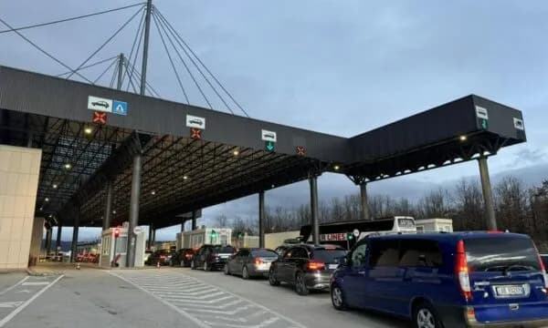 Pritje të gjata në disa pika kufitare – në Merdare deri në 3 orë e 20 minuta