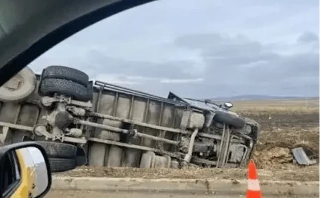Përplasen dy kamionë në autostradën “Ibrahim Rugova”, dy të lënduar
