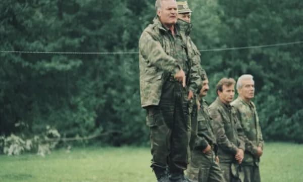 Ambasada ruse nderon kriminelin Ratko Mladiq – e vajton si “gjeneral”