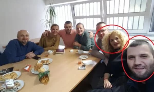 Skandaloze: Punonjësi i OSBE-së në Kosovë i jep “lavdi” kriminelit të luftës – fshin postimin, por jo foton me të dënuarën për spiunazh