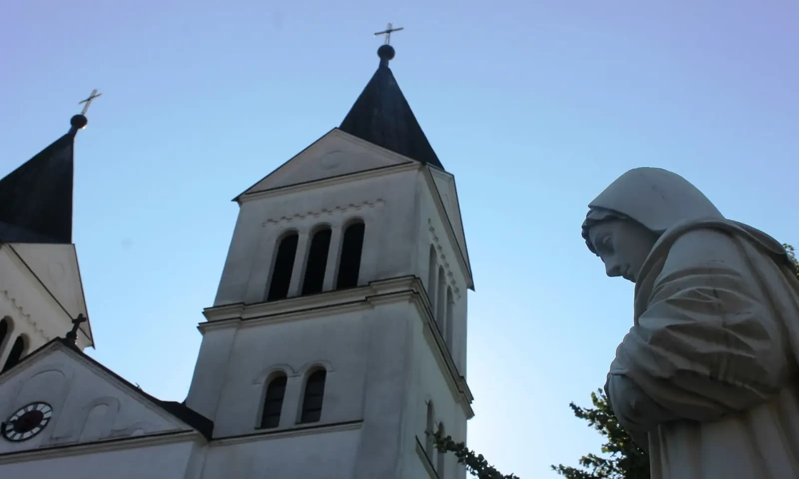 Thyhet kisha në Novobërdë, vidhen mbi 1 mijë euro kontribute