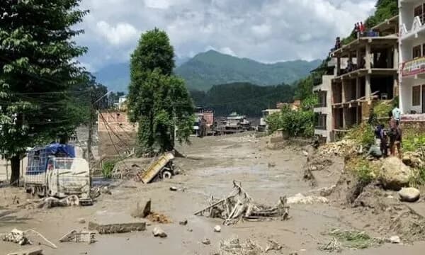 Përmbytjet katastrofike në kufirin Nepal-Tibet vrasin të paktën 165 persona