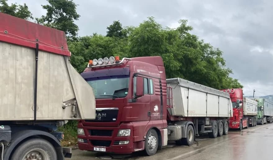 Shkak temperaturat, sërish kufizohet qarkullimi i kamionëve mbi 20 tonë në autoudhë