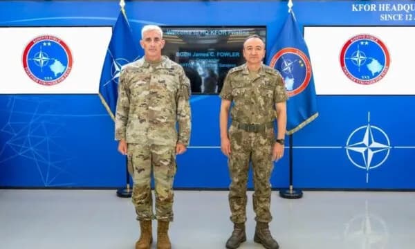 Komandanti i Shtabit të NATO’s në Sarajevë vjen në Kosovë, pritet nga Ulutash, KFOR jep detaje