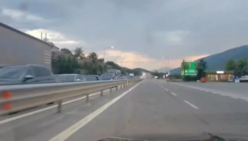 Deri në 10 kilometra kolona në Morinë, pritje të gjata për të hyrë në Kosovë