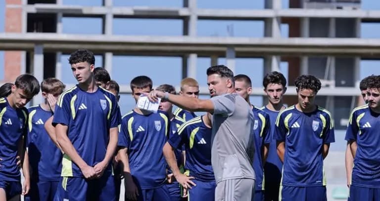 Kosova U19 në aksion, Bunjaku vëzhgon futbollistët para betejës në Skoci