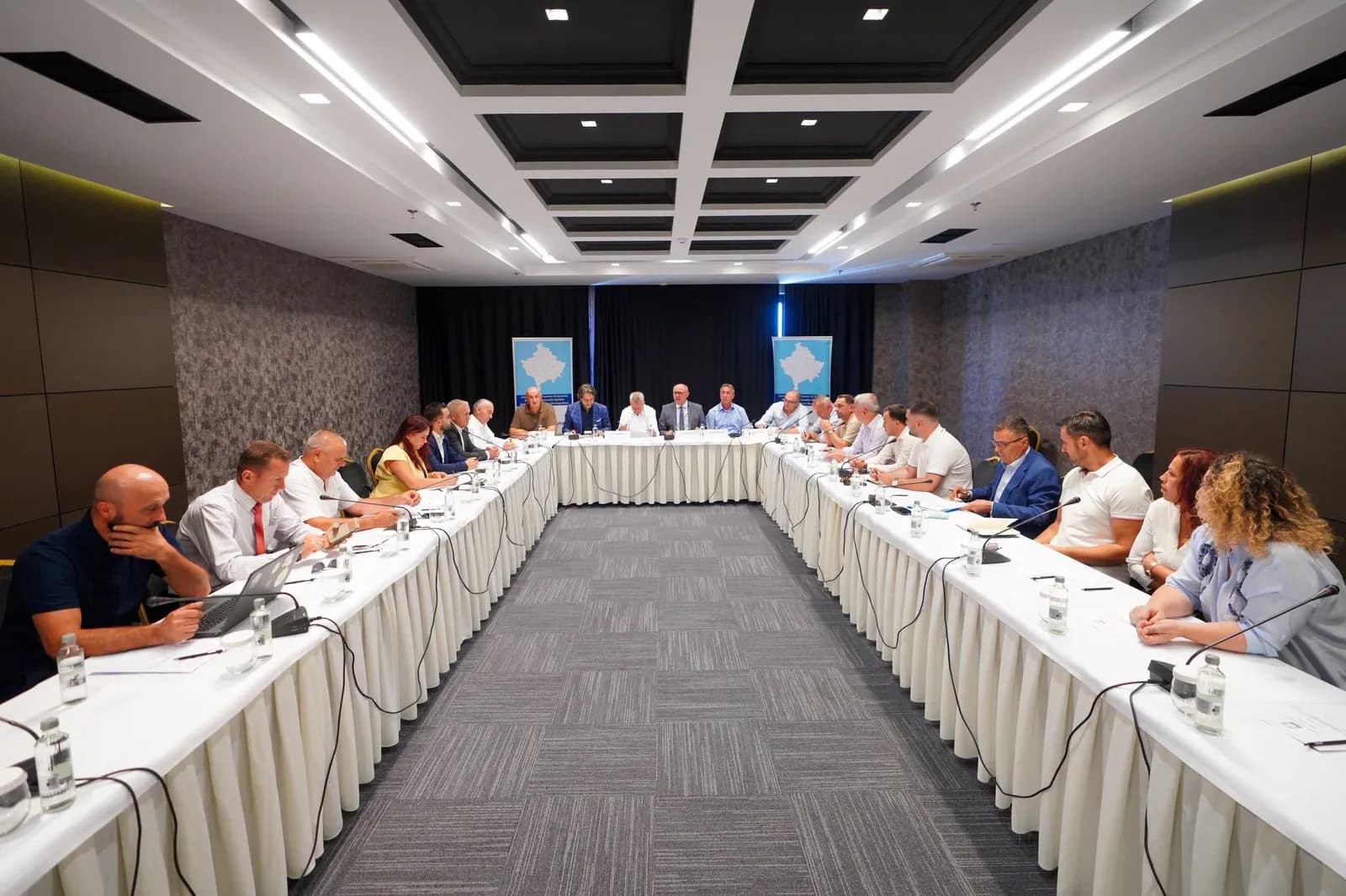 Kryetarët e komunave paralajmërojnë protestë para Qeverisë Kurti në shtator