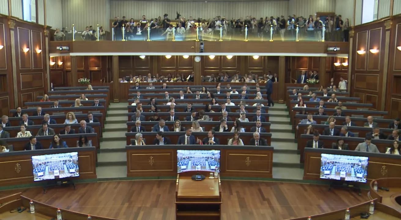Formohet Komisioni për verifikimin e kuorumit dhe mandateve - Kuvendi shkon në pauzë