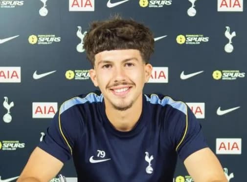 Tottenhami e shpërblen talentin shqiptar me kontratën e parë profesionale, pritet t’i bashkohet skuadrës së parë