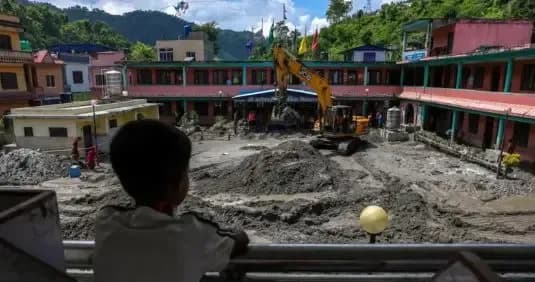 Vazhdon kërkimi për të mbijetuarit në Nepal, banorët bashkohen në pastrim