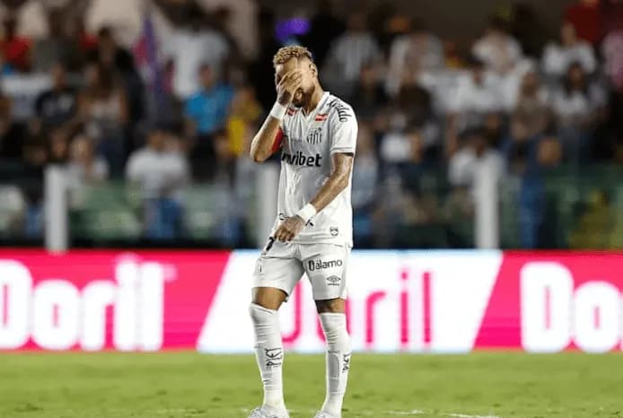 Neymar bëhet i pari që largohet nga fusha për shkak të rregullit të ri