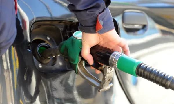 Rritet nafta në Kosovë, qeveria nuk ul taksat