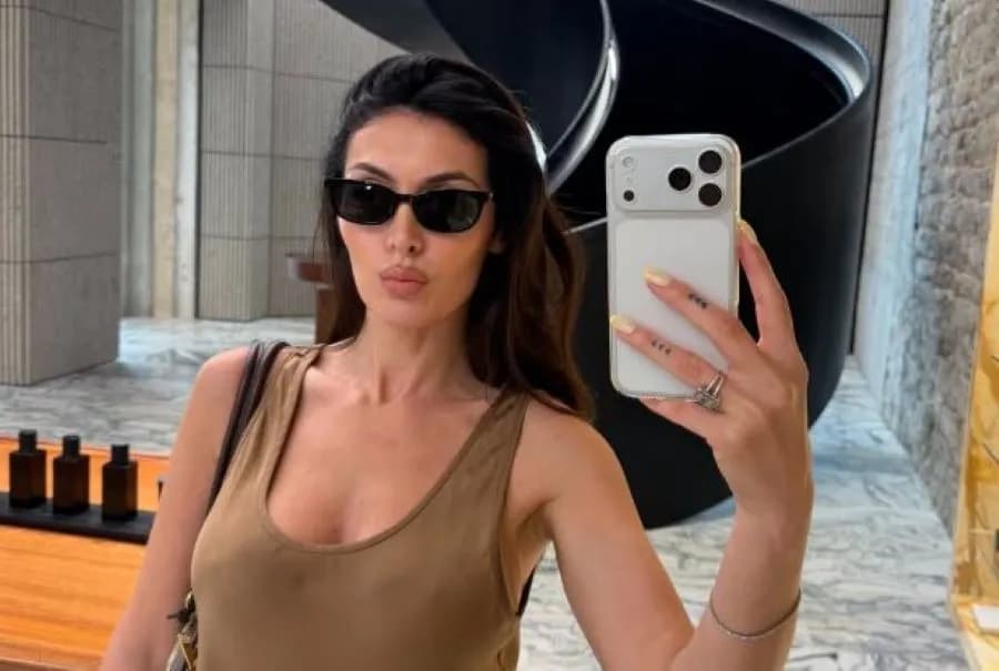 Kujt po i dhuron puthje Nora Istrefi?