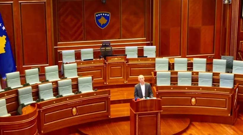 Nura: LVV nuk ka të drejtë ta mbajë peng Kuvendin, thirreni seancën