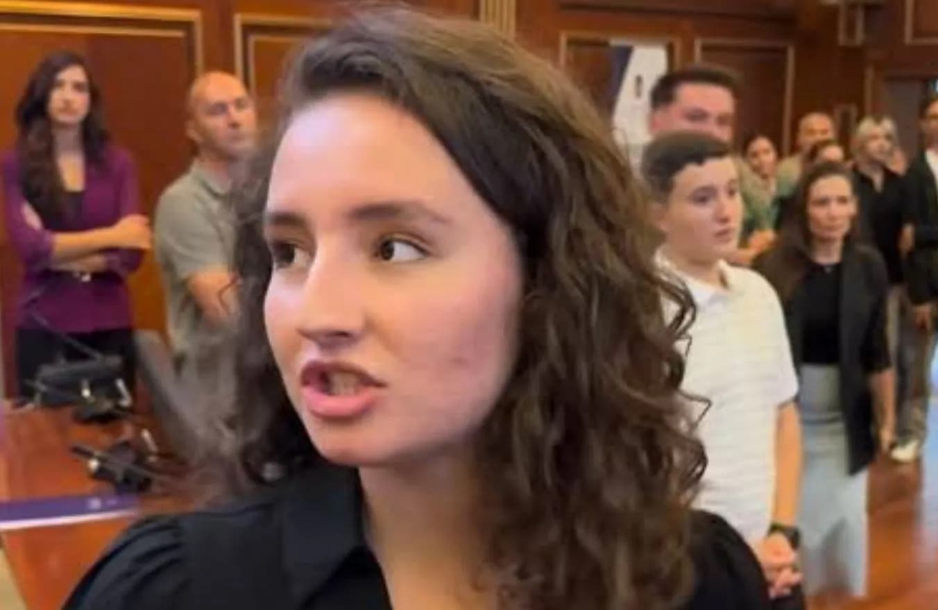 “Po de që dy vjet s’kemi qeveri, pse me e lanë?” – e reja nga Obiliqi thotë se u përjashtua nga Kuvendi i të Rinjve pas komentit në Kuvend