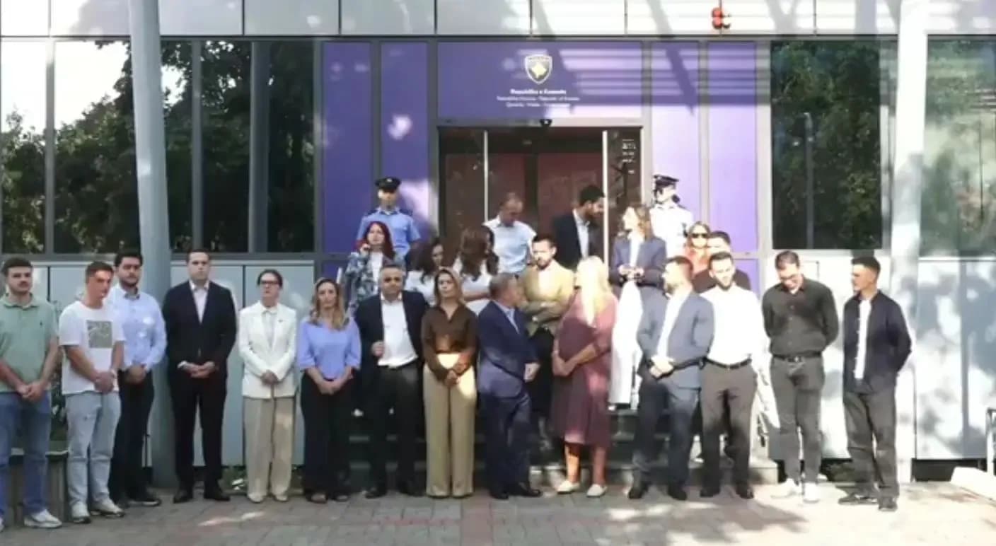 Opozita dhe studentët protestojnë para Qeverisë: Kosova është në krizë