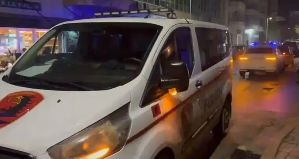 Tragjedia në Lushnjë: Arrestohet 45-vjeçari që vrau nënën dhe plagosi babanë