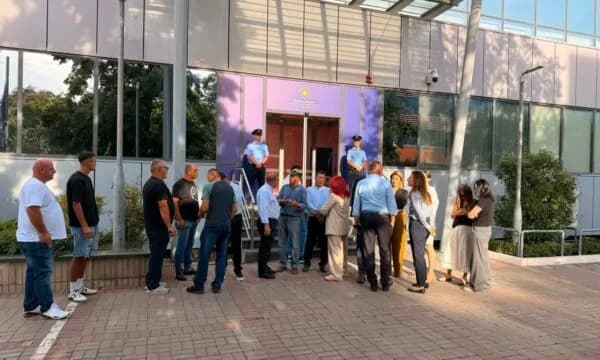 PDK-ja nuk tërhiqet: Për të pestën ditë bllokon hyrjen e Qeverisë, i bashkohen edhe prodhuesit