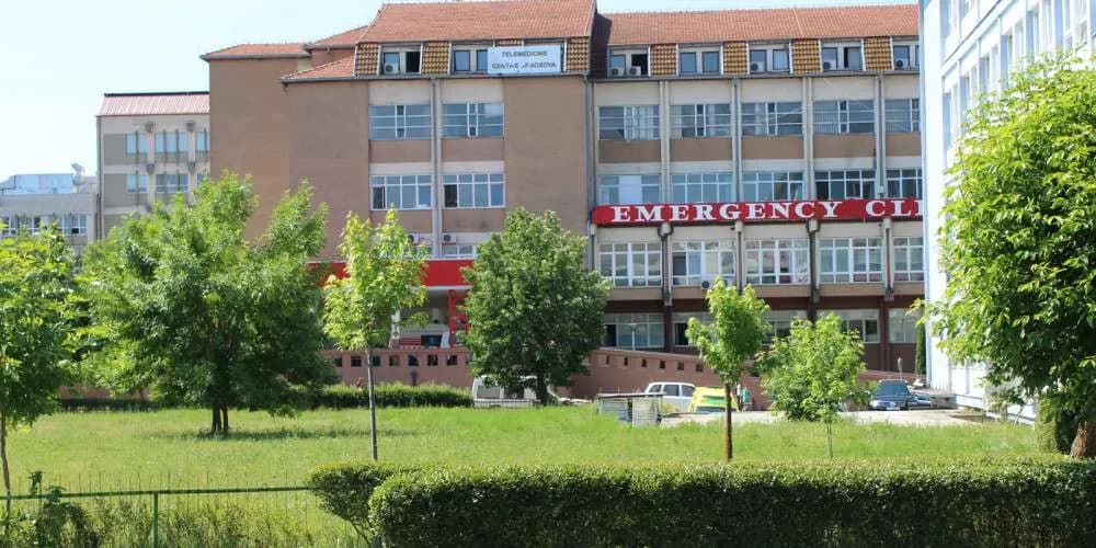Dy të vdekur dhe disa raste të plagosjeve me armë në QKUK gjatë vikendit