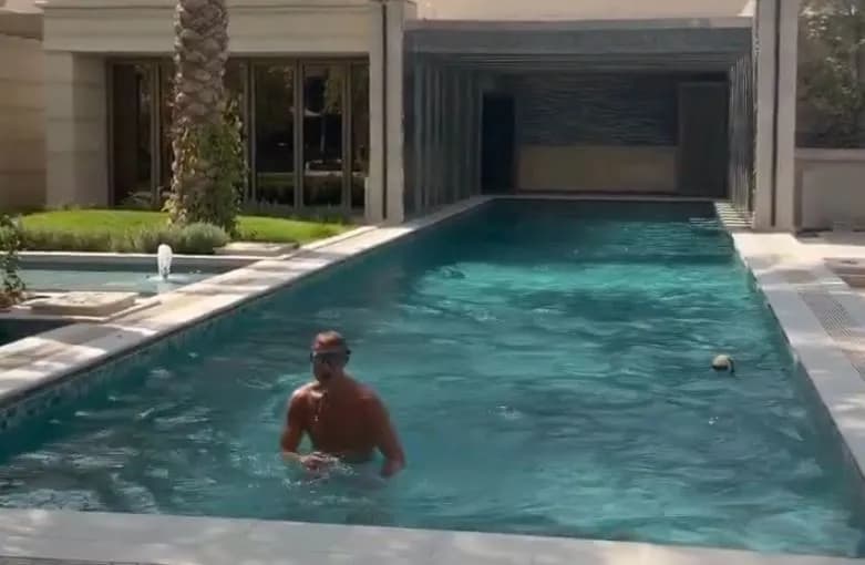 Ronaldo si Michael Phelps, po e shijon pishinën pas martesës