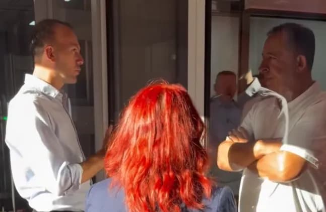 "A është këtu deputeti Kurti, a jo?", deputetët e PDK-së e pyesin pjesëtarin e sigurimit se a ka dalë Kurti në punë: S'është sekret bre...