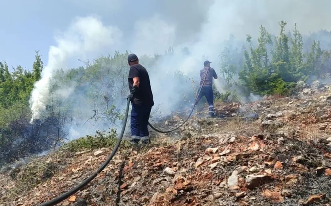 Shqipëri: 14 vatra zjarri në 10 orët e fundit, 7 mbeten ende aktive